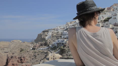 Frau-Blickt-Auf-Die-Aussicht-Auf-Santorini