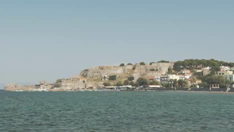 Weitwinkelaufnahme-Der-Burg-Mytilini-An-Einem-Sommertag-Auf-Der-Insel-Lesbos