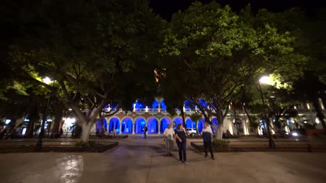 Vordringen-In-Das-Städtische-Gebäude-In-Der-Abenddämmerung-Mit-Seinen-Blauen-Lichtern-Neben-Der-Plaza-Grande-In-Merida,-Mexiko