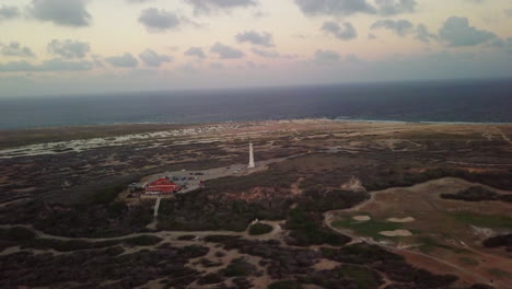 Nordaruba-Mit-Dem-Kalifornischen-Leuchtturm-Und-Westpunt-Boca-Im-Hintergrund