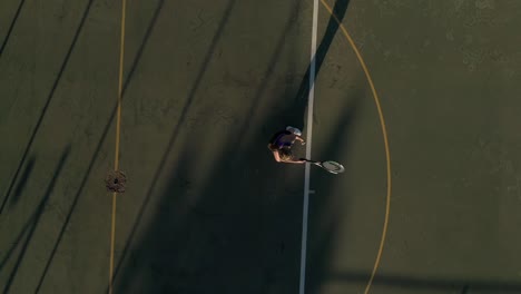 Luftaufnahmen-Einer-Tennisspielerin,-Die-Auf-Einem-Tennisplatz-Tennis-Spielt