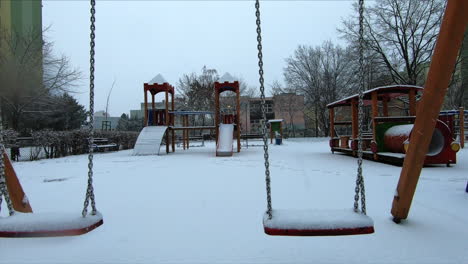 La-Nieve-Cae-En-Un-Pequeño-Parque-Infantil-En-La-Ciudad