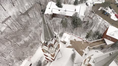 Filmische-Luftaufnahme-Des-Historischen-Heiligen-Hügels