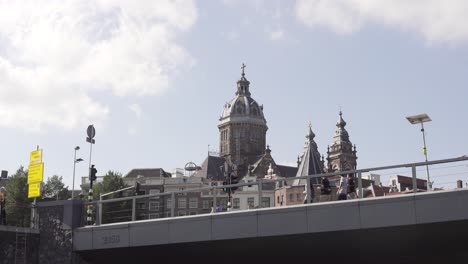 Berühmte-Basilika-Des-Heiligen-Nikolaus,-Aufgenommen-Von-Einer-Bootsfahrt-In-Amsterdam