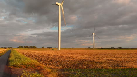 Windturbinen-Bei-Sonnenuntergang-Im-Südwesten-Der-Niederlande