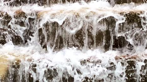Die-Erstaunlichen-Springbrunnen-Und-Künstlichen-Wasserfälle-In-Der-Gegend-Von-San-Antonio-Sind-Wunderschön,-Das-Wasser-Stürzt-Und-Tanzt-über-Die-Treppenstufen
