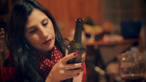 Schöne-Chilenische-Frau,-Die-Etwas-über-Chilenischen-Rotwein-Lernt-Und-Testet