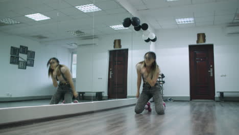 Coreógrafa-Bailarina-Caucásica-Realizando-Un-Baile-De-Estilo-Libre-Contra-Una-Pared-De-Espejo-En-Un-Estudio-De-Danza