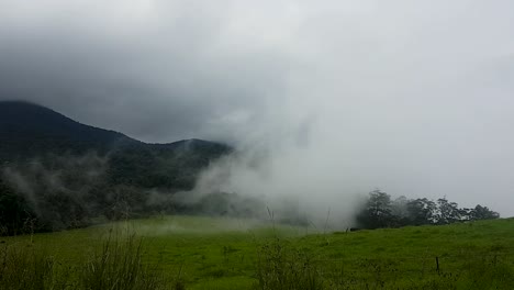 Niebla-Brumosa-Que-Llega-Desde-Las-Montañas