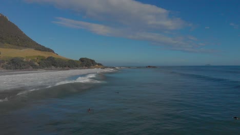 Antena:-Surfistas-En-La-Playa-De-Mount-Maunganui,-Nueva-Zelanda