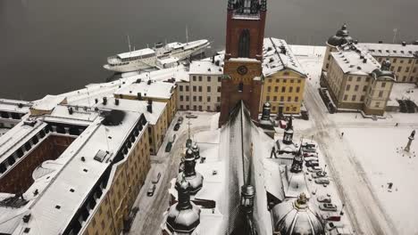 Smooth-cinematic-aerial-footage-of-drone-flying-over-famous-tourist-attraction,-The-Riddarholmen-church-in-the-city-centre-of-Stockholm