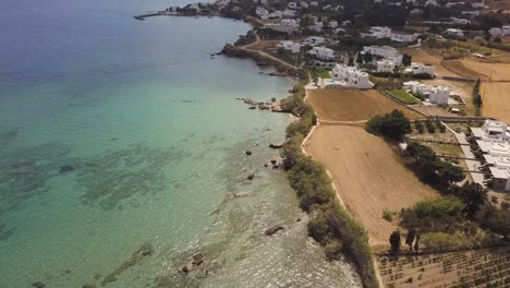 Rotierende-Vogelperspektive-Auf-Die-Küste-Der-Griechischen-Insel-Paros