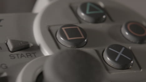 Los-Botones-Del-Controlador-De-Playstation-Vintage-Se-Deslizan-Hacia-La-Derecha