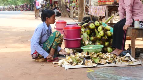Mujer-Preparando-Puesto-En-El-Mercado-Local-En-El-Sudeste-Asiático