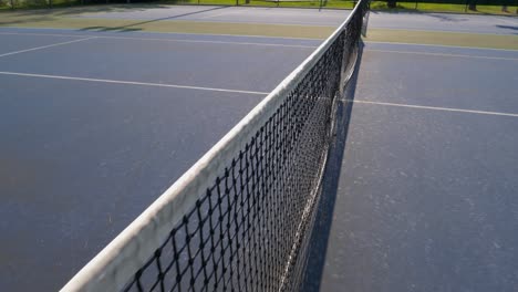Seitenansicht-Des-Tennisnetzes-Und-Des-Platzes-Und-Durchgehen