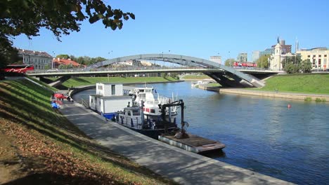 King-Mindaugas-Bridge-across-Neris-River-in-the-city-Vilnius,-Lithuania