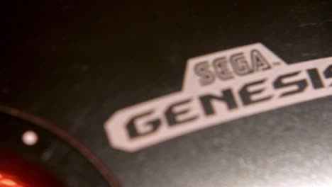 Vintage-Sega-Genesis-Controller-In-Rotlicht-Nach-Links-Schieben