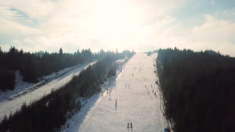 Statischer-Luftpanoramablick-Auf-Den-Topolita-Schneegipfel-In-Siebenbürgen,-Rumänien,-Im-Winter-Mit-Vielen-Menschen