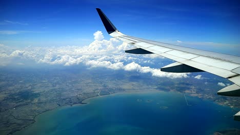 Wunderschöne-Luftaufnahme-Durch-Die-Fenster-Eines-Verkehrsflugzeugs