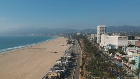 Afternoon-sightseeing-drone-view-near-the-Santa-Monica-Beach,-California