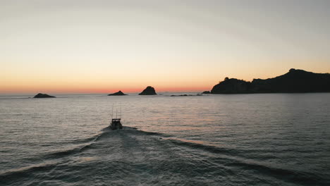 Antena:-Amanecer-Sobre-El-Agua-En-La-Playa-De-Hahei-Pasando-Un-Barco-De-Pesca