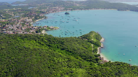 Luftaufnahme-über-Dem-Farbenfrohen-Grünen-Wasser-Der-Bucht-Von-Buzios-In-Brasilien