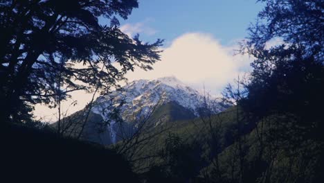 Las-Nubes-Ruedan-Sobre-Los-Picos-De-Las-Montañas-En-El-Paso-De-Arturo-De-Nueva-Zelanda