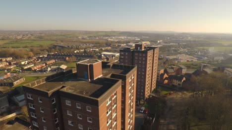 Luftaufnahmen-Von-Hochhäusern,-Wohnungen,-Die-In-Der-Stadt-Stoke-On-Trent-Gebaut-Wurden,-Um-Der-Wachsenden-Bevölkerung-Gerecht-Zu-Werden,-Sozialwohnungskrise,-Einwanderungswohnungen
