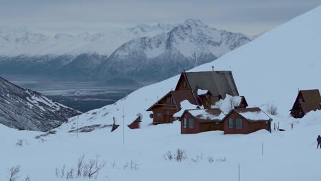 Schneebedeckter-Hatcher-Pass,-Skifahrer-Auf-Dem-Weg-Zur-Hütte,-Zeitlupe-4k