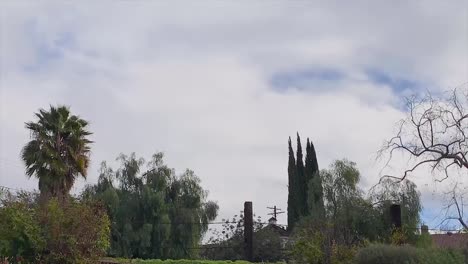 Zeitraffer-Des-Himmels-Im-San-Fernando-Valley-Nach-Dem-Regen-An-Einem-Bewölkten-Und-Düsteren-Tag
