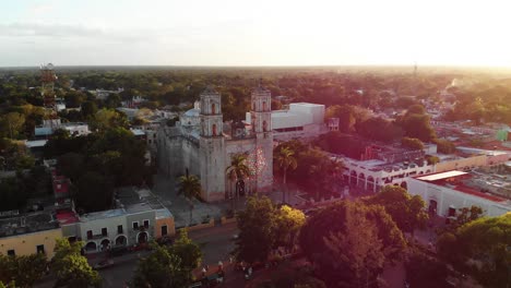 Aerial-footage-of-Church-of-San-Servacio-located-in-colonial-town-Valladolid,-Mexico