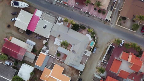 Dächer-Von-Häusern-Und-Verfügbaren-Immobilien-In-Noord,-Aruba