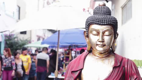 Buddha-Statue-Auf-Einem-Markt