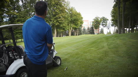 Golfer-Macht-In-Zeitlupe-Einen-Großen-Schwung-Auf-Der-Driving-Range