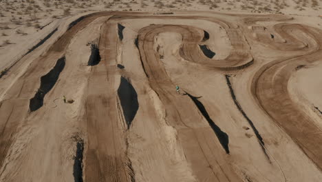 Piloto-De-Motocross-En-Circuito-Offroad,-Desierto-De-Mojave-De-California,-Alta-Vista-Aérea