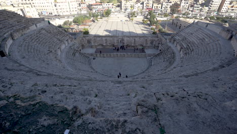Standbild-Des-Römischen-Theaters-In-Amman-Mit-Touristen,-Die-Sich-Am-Unteren-Ende-Des-Theaters-Versammeln