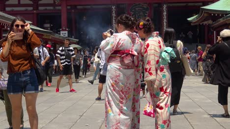 Vergrößern-Frauen-Im-Traditionellen-Japanischen-Kimono,-Die-Sich-Gegenseitig-Fotografieren
