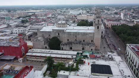 Vordringen-Auf-Die-Kathedrale-Von-Merida-Und-Den-Grand-Plaza-Vom-Hidalgo-Park-In-Merida,-Yucatan,-Mexiko