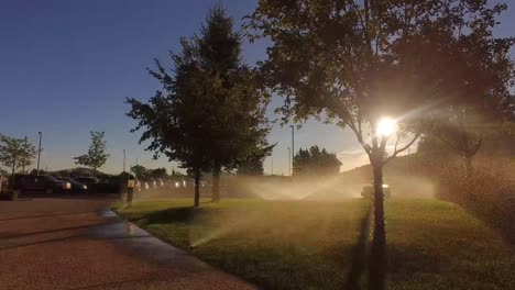 Bewässerung-Des-Grases-Bei-Sonnenaufgang-Mit-Einer-Sprinkleranlage