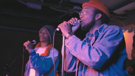 Troop-Atlanta,-Ga---15-De-Diciembre-De-2018:-Un-Par-De-Jóvenes-Raperos-Afroamericanos,-Marca-Troop,-Actúan-En-Un-Dúo-De-Hip-hop-En-Un-Animado-Concierto-En-Un-Club-Nocturno-Urbano-Subterráneo-Popular-Entre-Los-Millennials