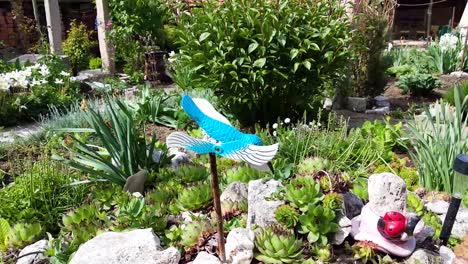 Blaues-Vogelwindspielzeug-Im-Garten-V3