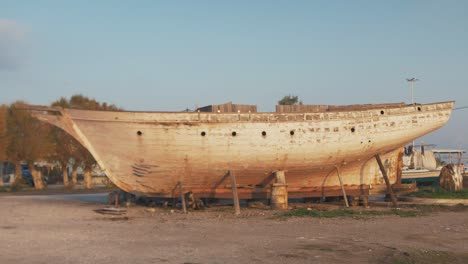 Große-Handaufnahme-Eines-Traditionellen,-Von-Carvel-Gebauten-Segelboots