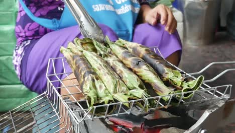 Thailändischer-Curry-Fischkuchen-Vom-Holzkohlegrill-Ist-Eines-Der-Berühmten-Thailändischen-Straßengerichte,-Die-In-Der-Strandstadt-Verkauft-Werden