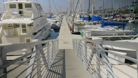 Marina-walkway-in-Long-Beach,-CA