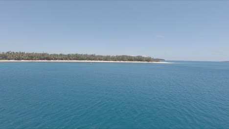 Vista-Desde-El-Transbordador-De-Yasawa-Al-Pasar-Por-Islas-Tropicales