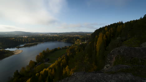 Ein-Zeitraffer-Der-Schwedischen-Herbstfarben-Im-Wald-Am-Fluss
