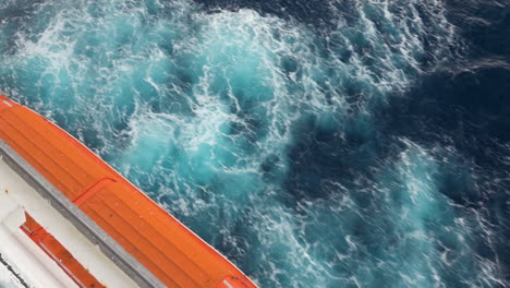 Wellen,-Die-Rettungsboote-Auf-Einem-Kreuzfahrtschiff-Bespritzen