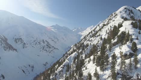 Aerial-reveal-of-a-valley-in-Livigno,-Italy