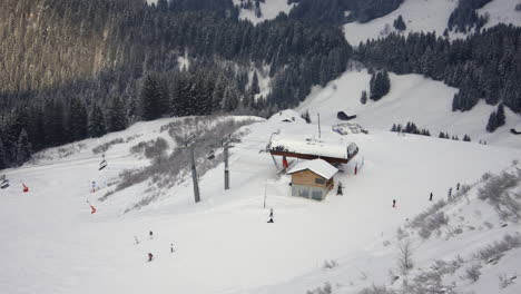 Time-lapse-De-Un-Remonte-Y-Esquiadores-En-La-Estación-De-Praz-Sur-Arly-En-Los-Alpes-Franceses