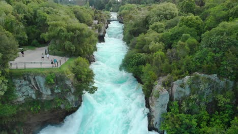 Slowmo---Luftdrohne,-Die-Flussaufwärts-über-Die-Huka-Wasserfälle-Am-Waikato-Fluss-In-Der-Nähe-Von-Taupo-In-Neuseeland-Fliegt